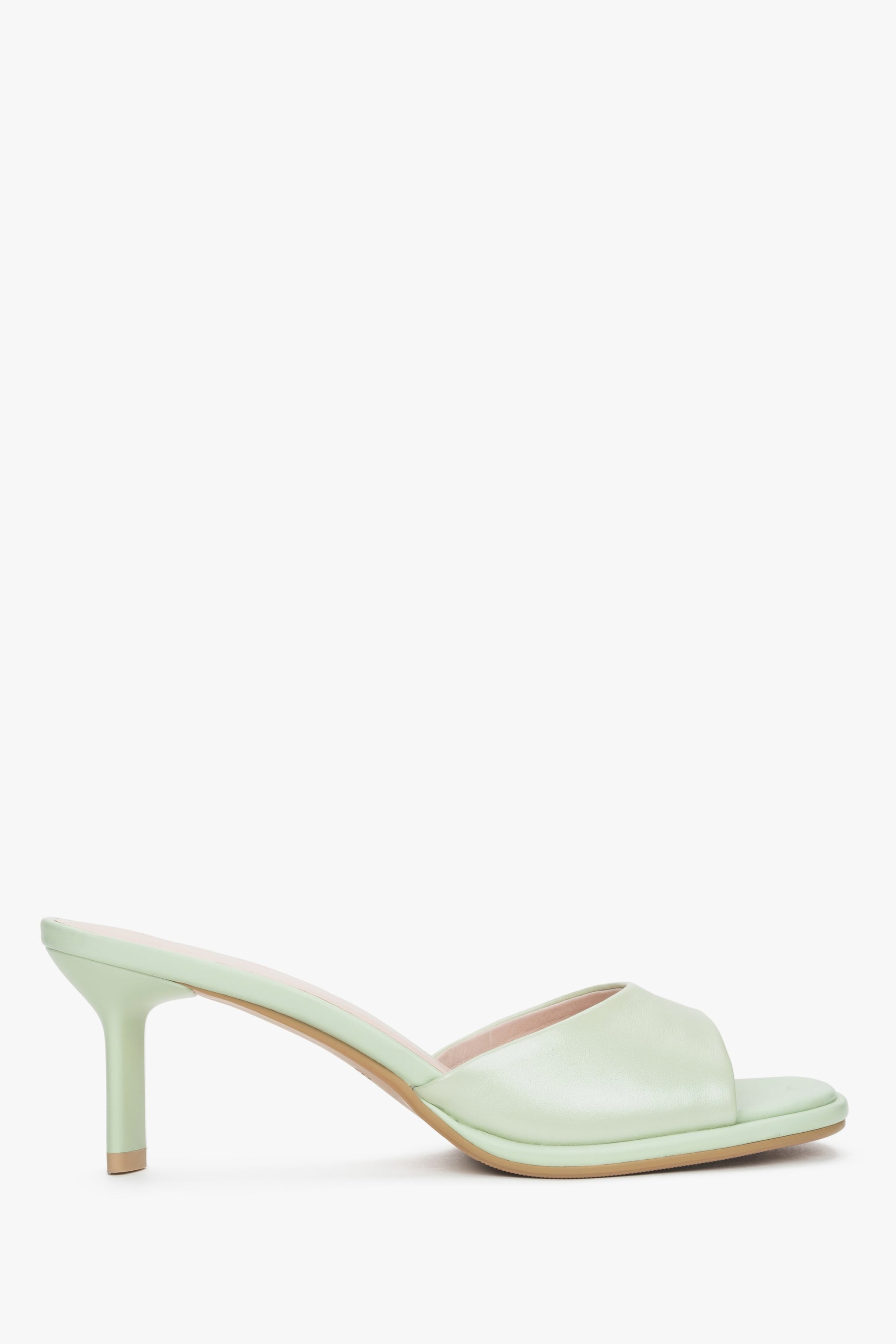 Nahaufnahme der hellgrünen Lederstruktur bei den eleganten Mules. 