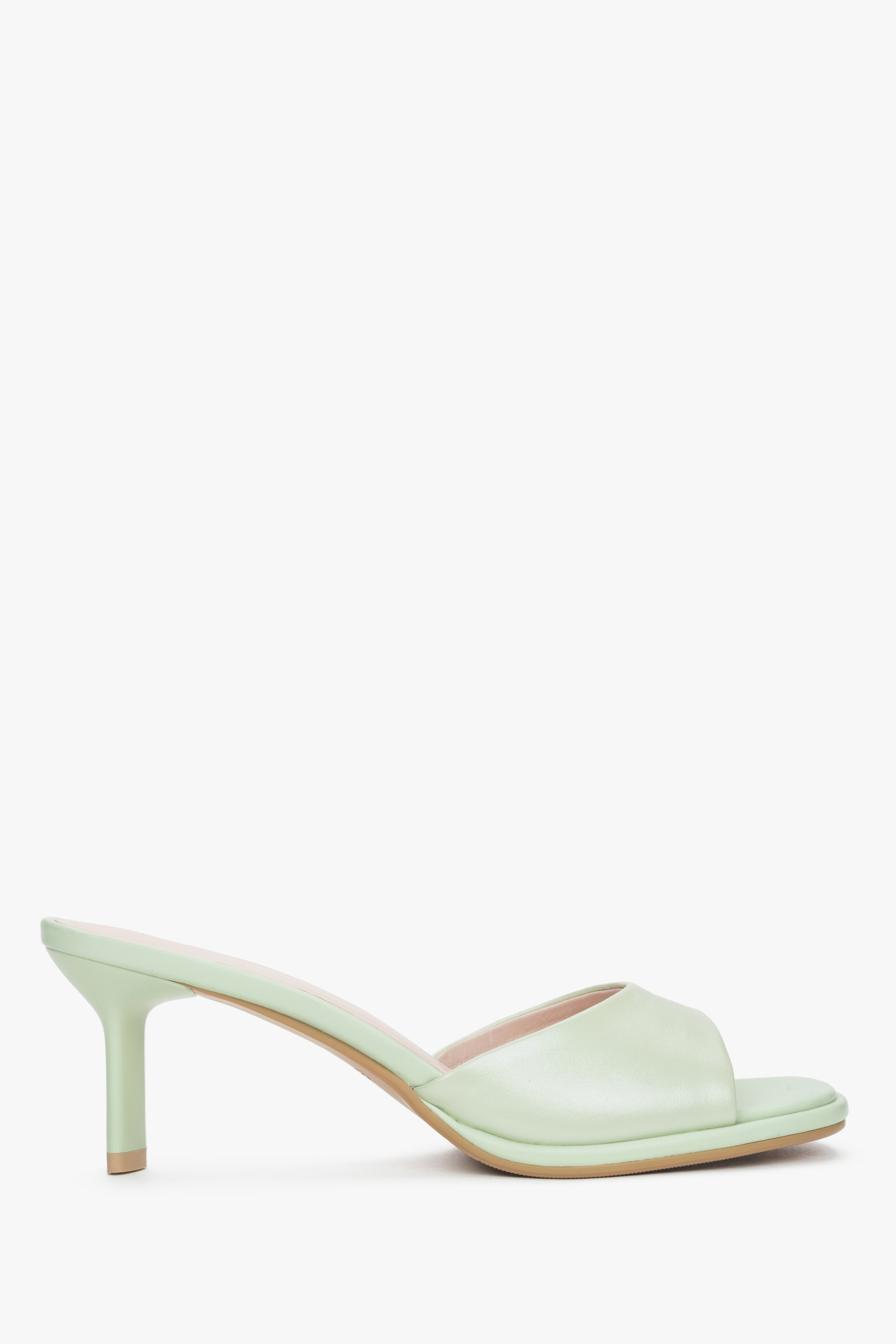 Nahaufnahme der hellgrünen Lederstruktur bei den eleganten Mules. 