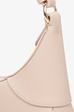 Hellrosa Damenhandtasche aus Leder – Nahaufnahme der Details.