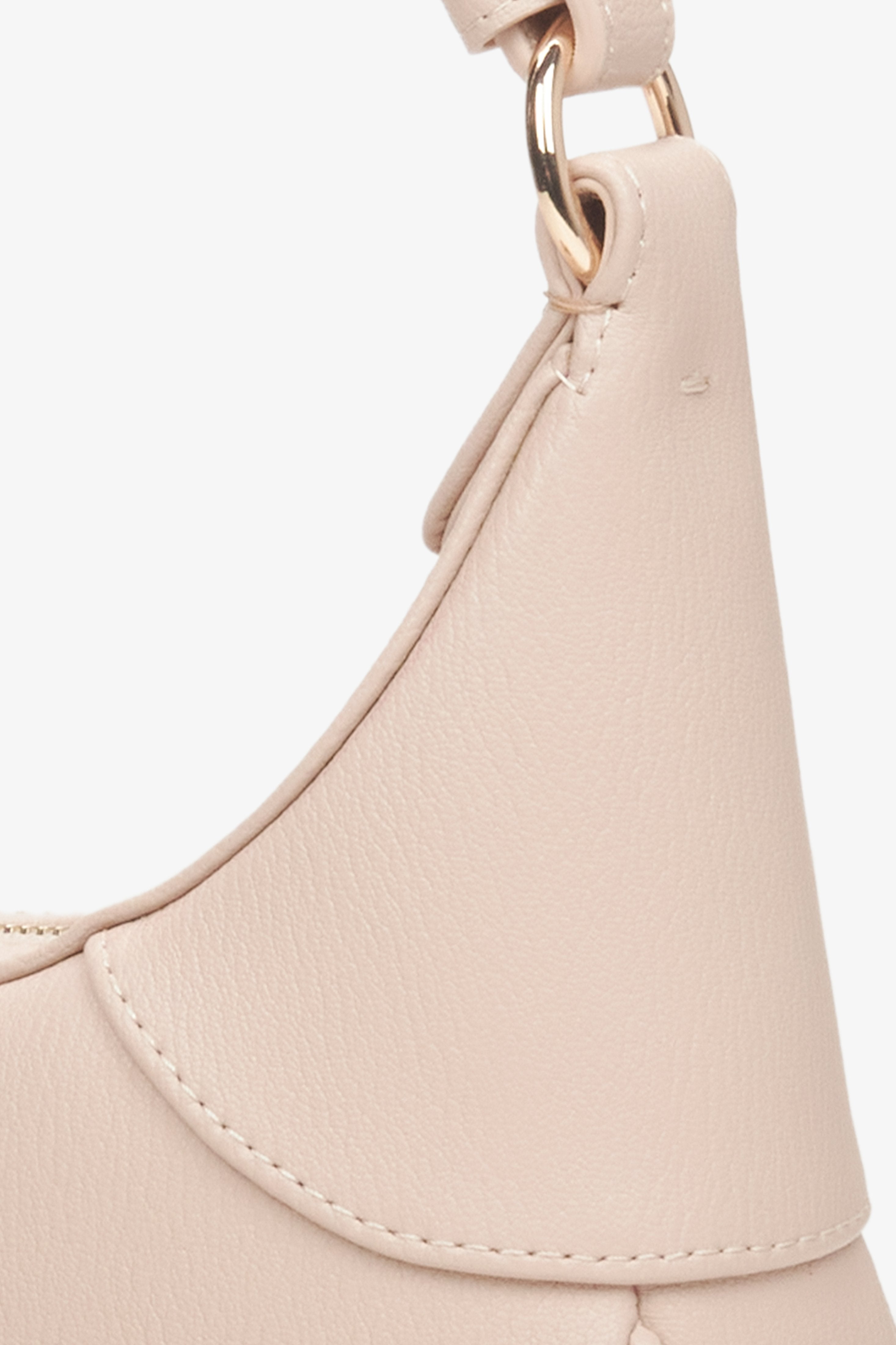 Hellrosa Damenhandtasche aus Leder – Nahaufnahme der Details.