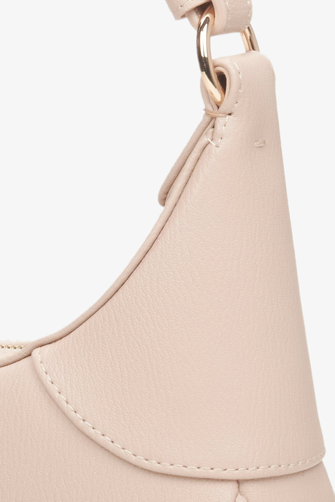 Hellrosa Damenhandtasche aus Leder – Nahaufnahme der Details.