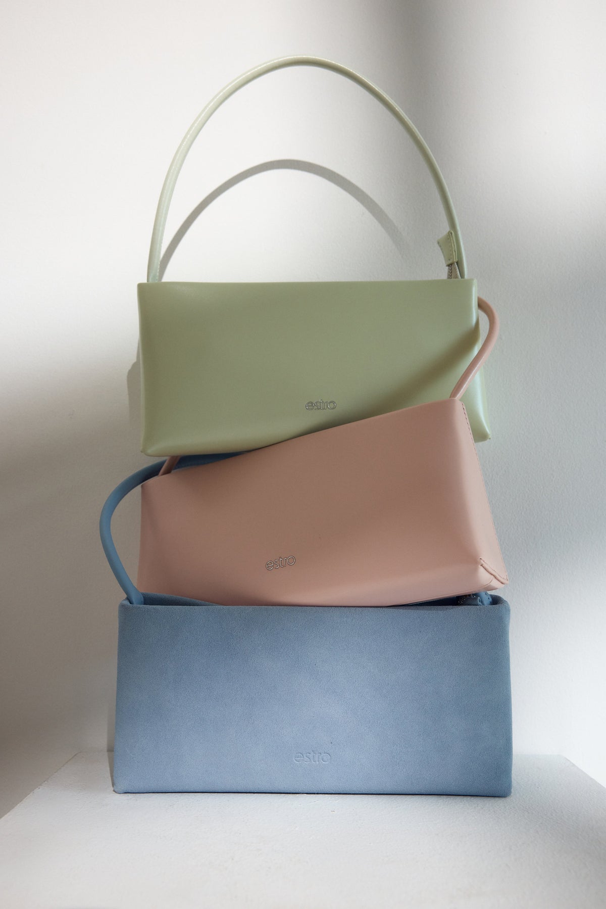 Auswahl an verschiedenen Farben der Estro Leder-Schultertasche.