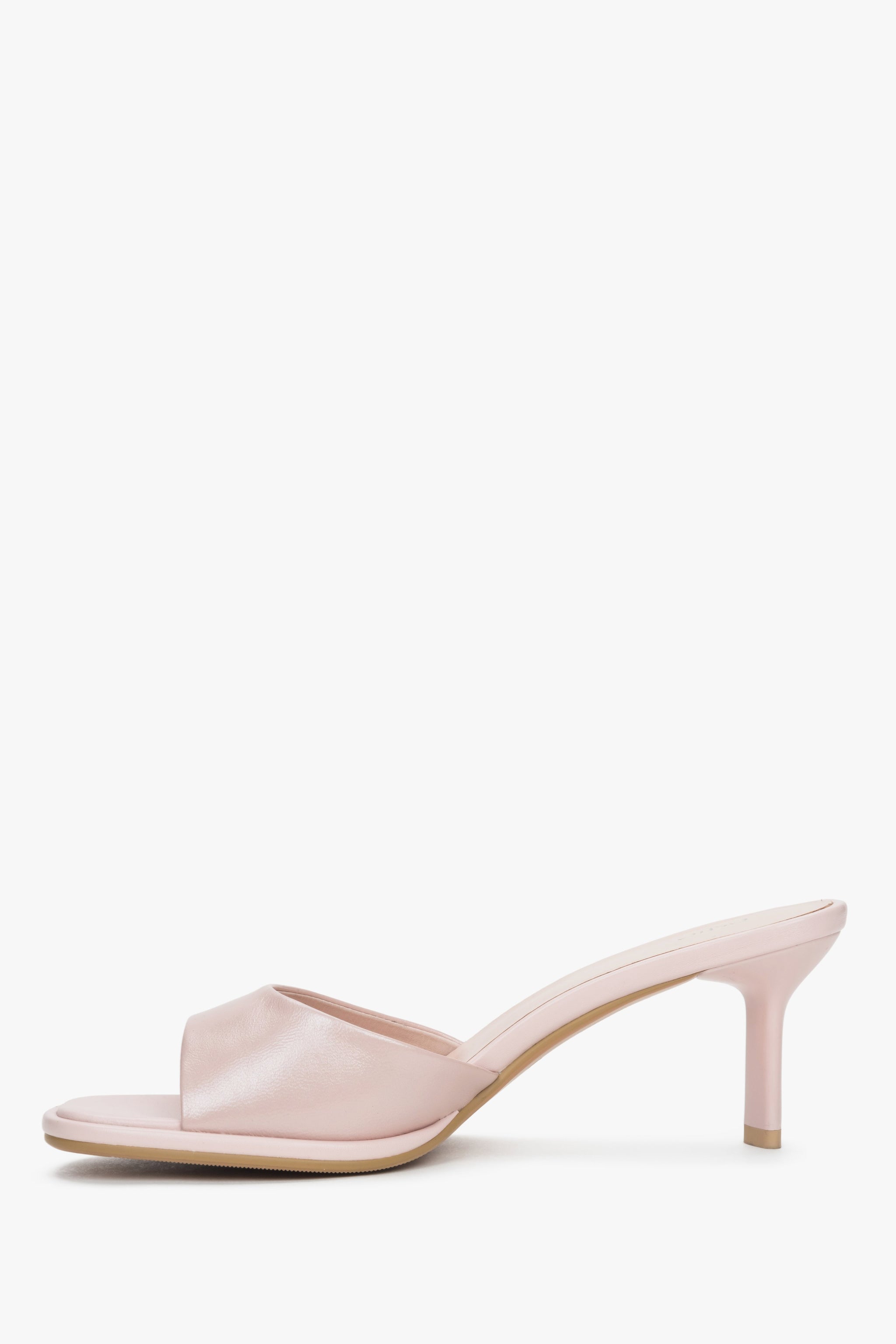 Hochwertige Damen-Sandaletten in Pastellrosa aus Naturleder z Absatz.