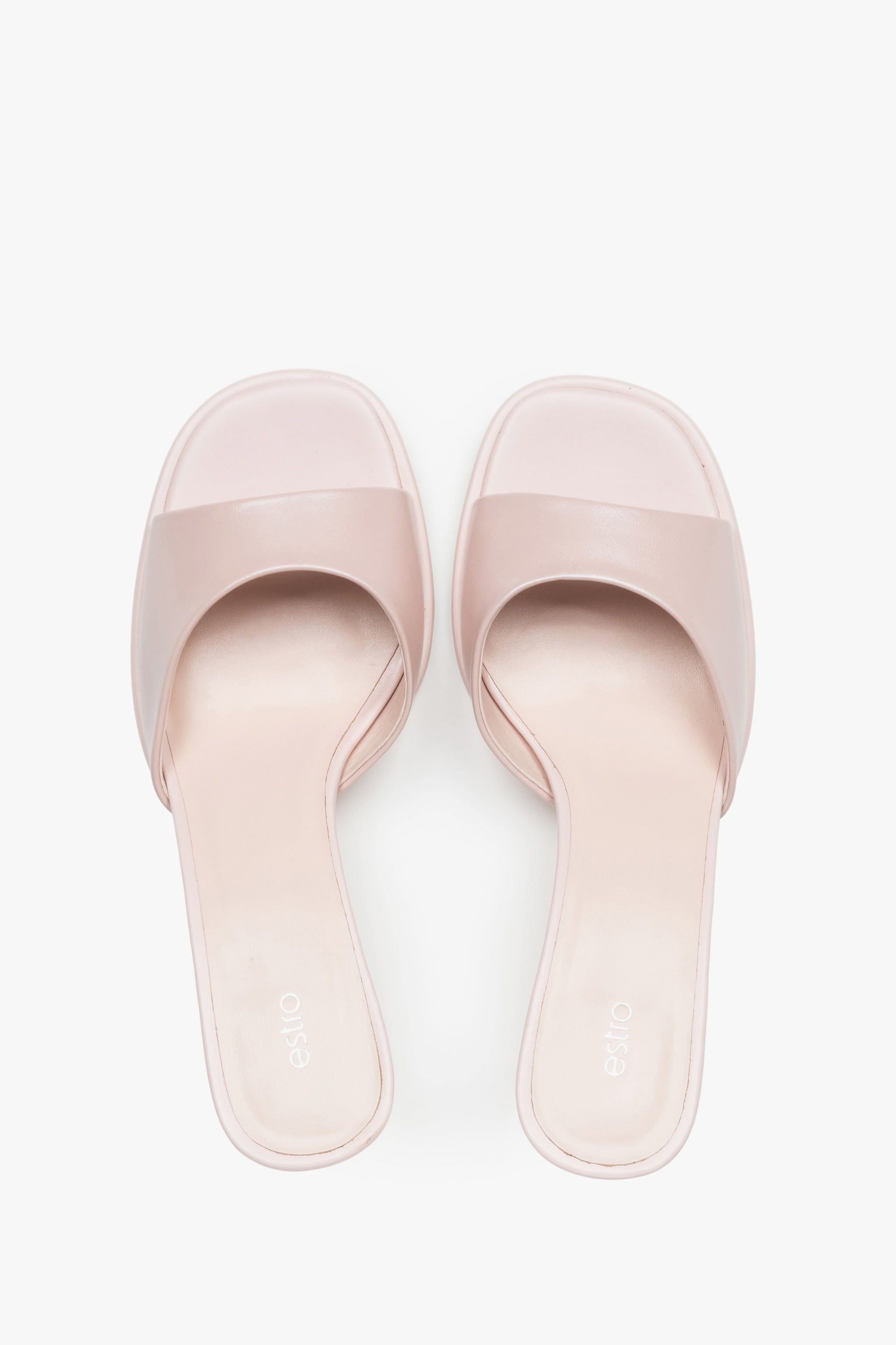 Estro Mules in Hellrosa mit minimalistischem Design und elegantem Absatz. 