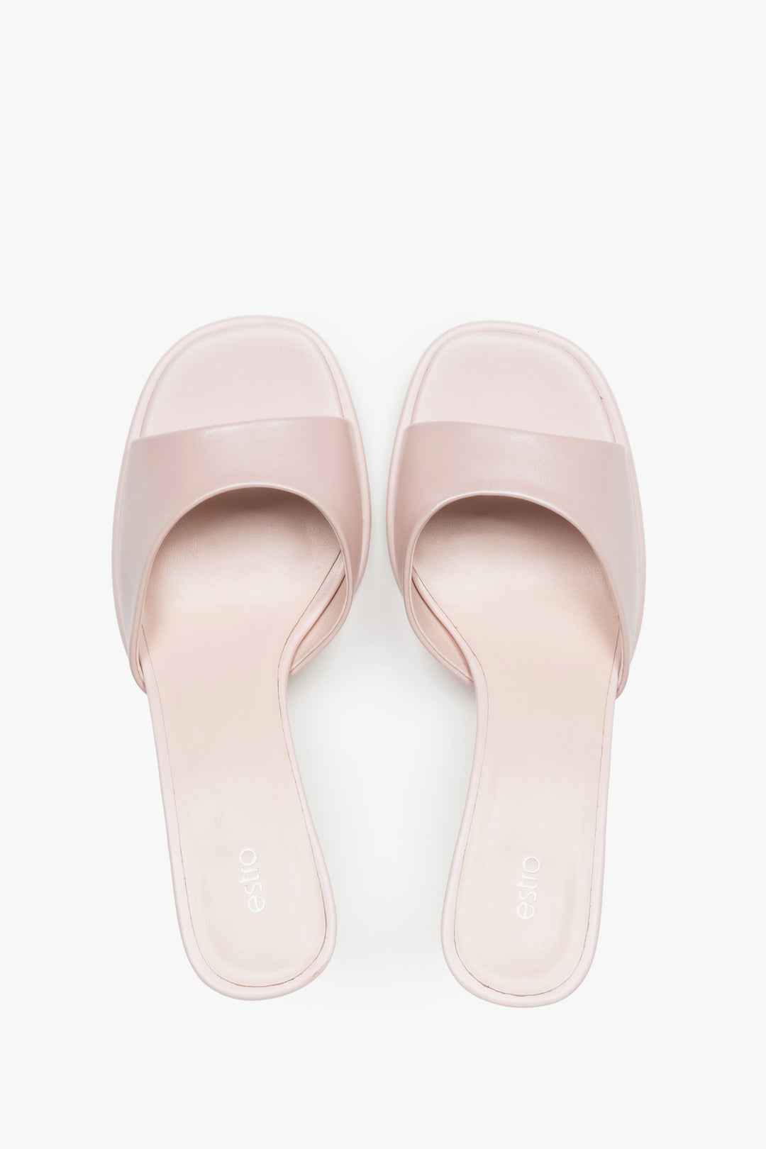 Estro Mules in Hellrosa mit minimalistischem Design und elegantem Absatz. 