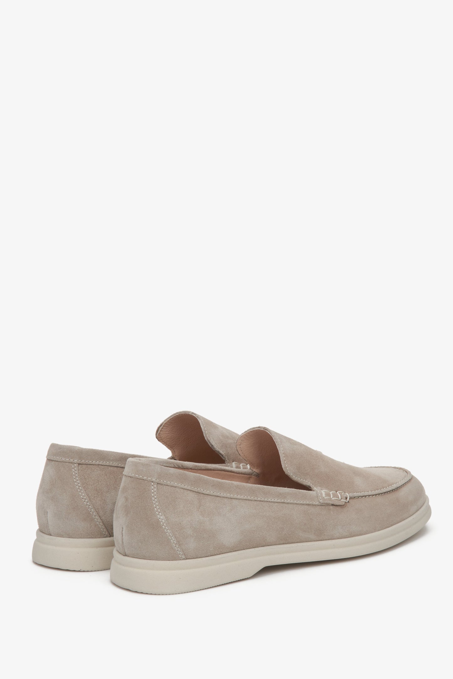 Estro Herren-Mokassins aus natürlichem Samt in Beige – Nahaufnahme von Ferse und Seitenlinie.