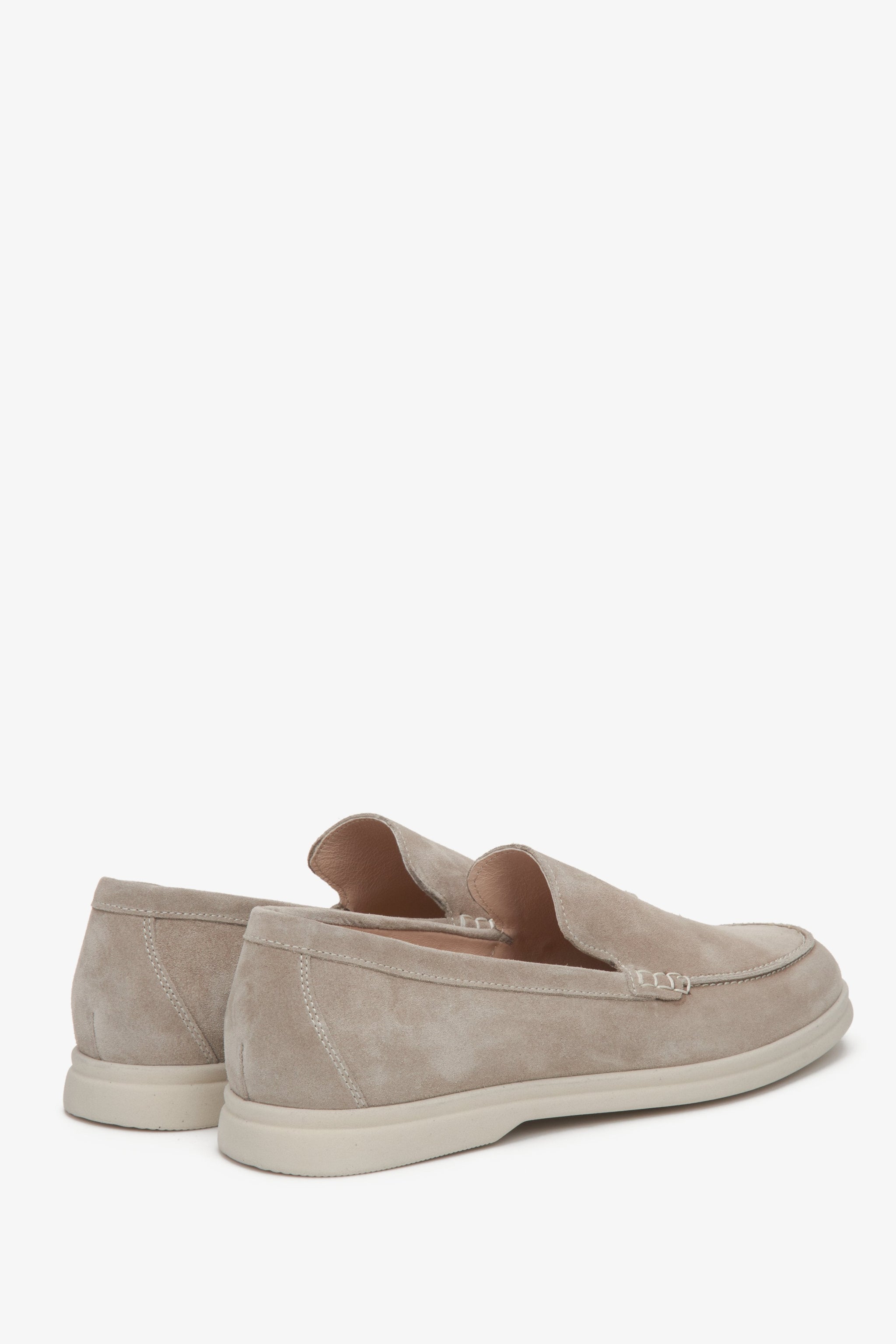 Estro Herren-Mokassins aus natürlichem Samt in Beige – Nahaufnahme von Ferse und Seitenlinie.