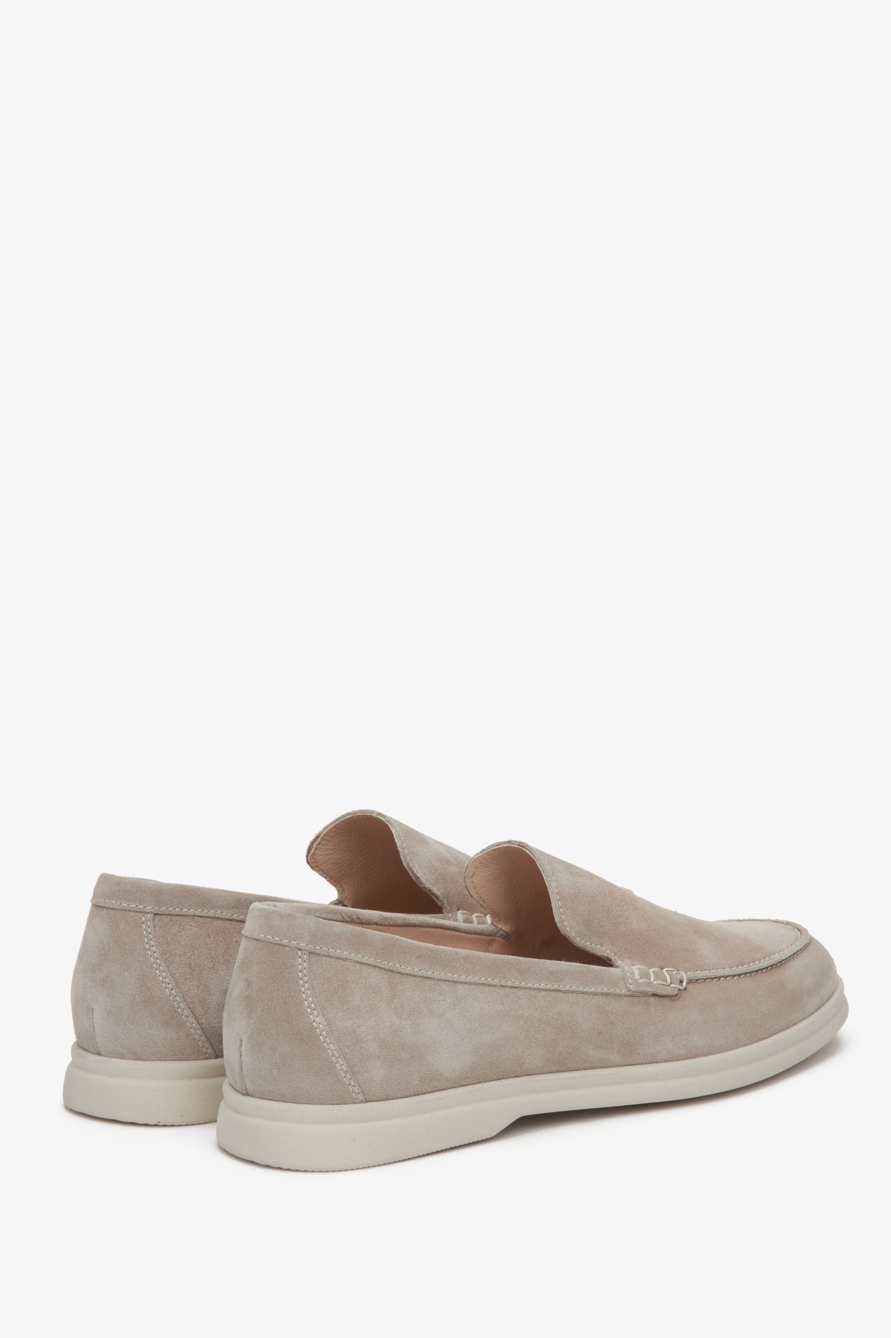 Estro Herren-Mokassins aus natürlichem Samt in Beige – Nahaufnahme von Ferse und Seitenlinie.