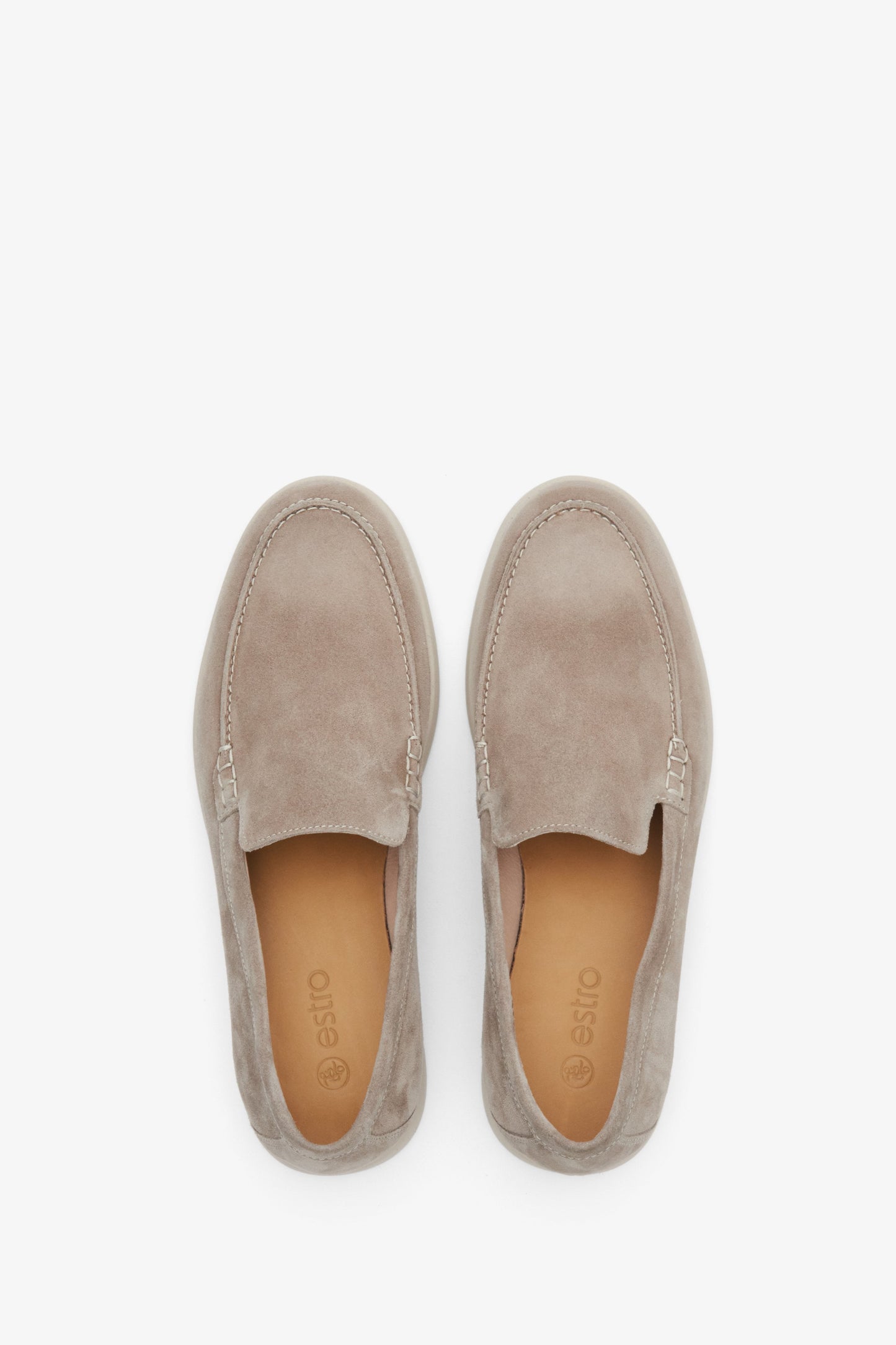 Beige Herren-Mokassins für den Frühling aus natürlichem Samt von Estro – Schuhpräsentation von oben.