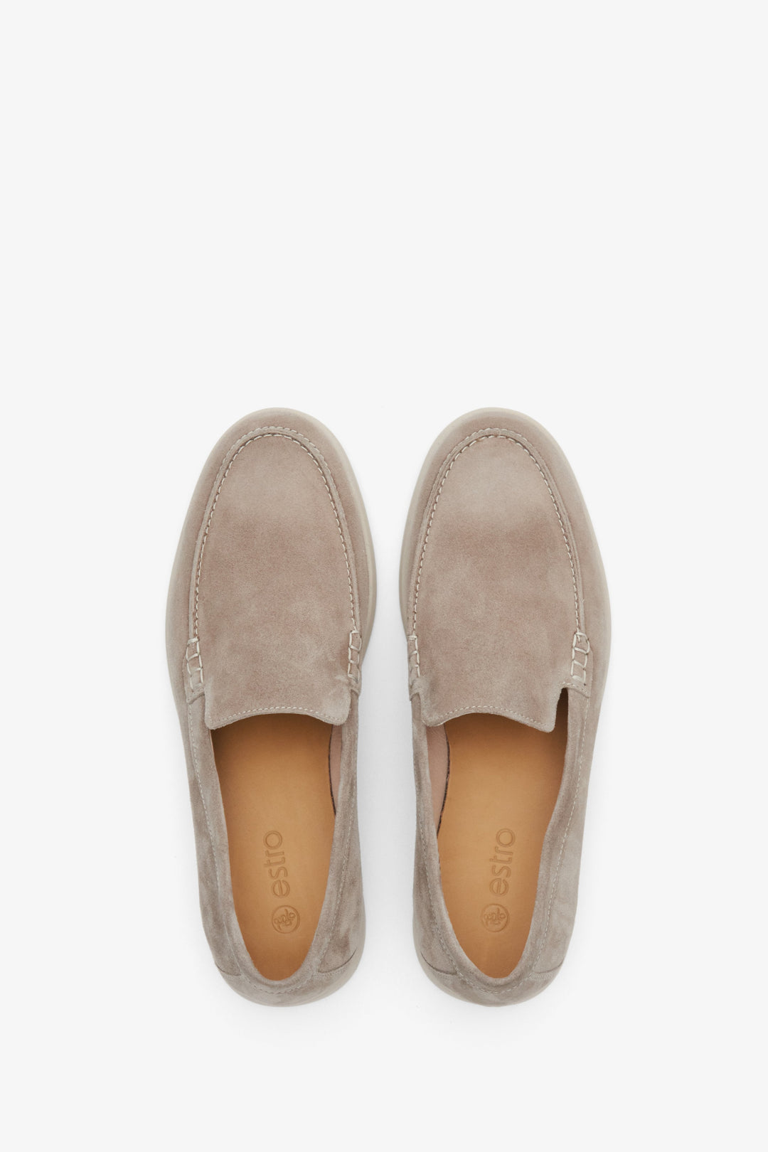Beige Herren-Mokassins für den Frühling aus natürlichem Samt von Estro – Schuhpräsentation von oben.