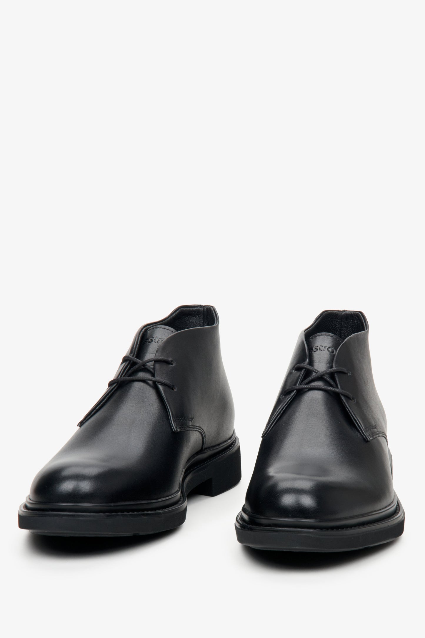 Lederne, kurze Herrenstiefeletten Estro in Schwarz – Nahaufnahme der Schuhspitze.