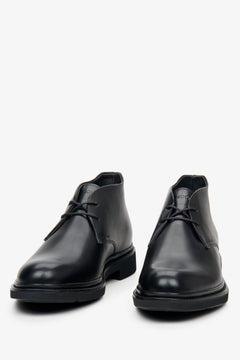 Lederne, kurze Herrenstiefeletten Estro in Schwarz – Nahaufnahme der Schuhspitze.