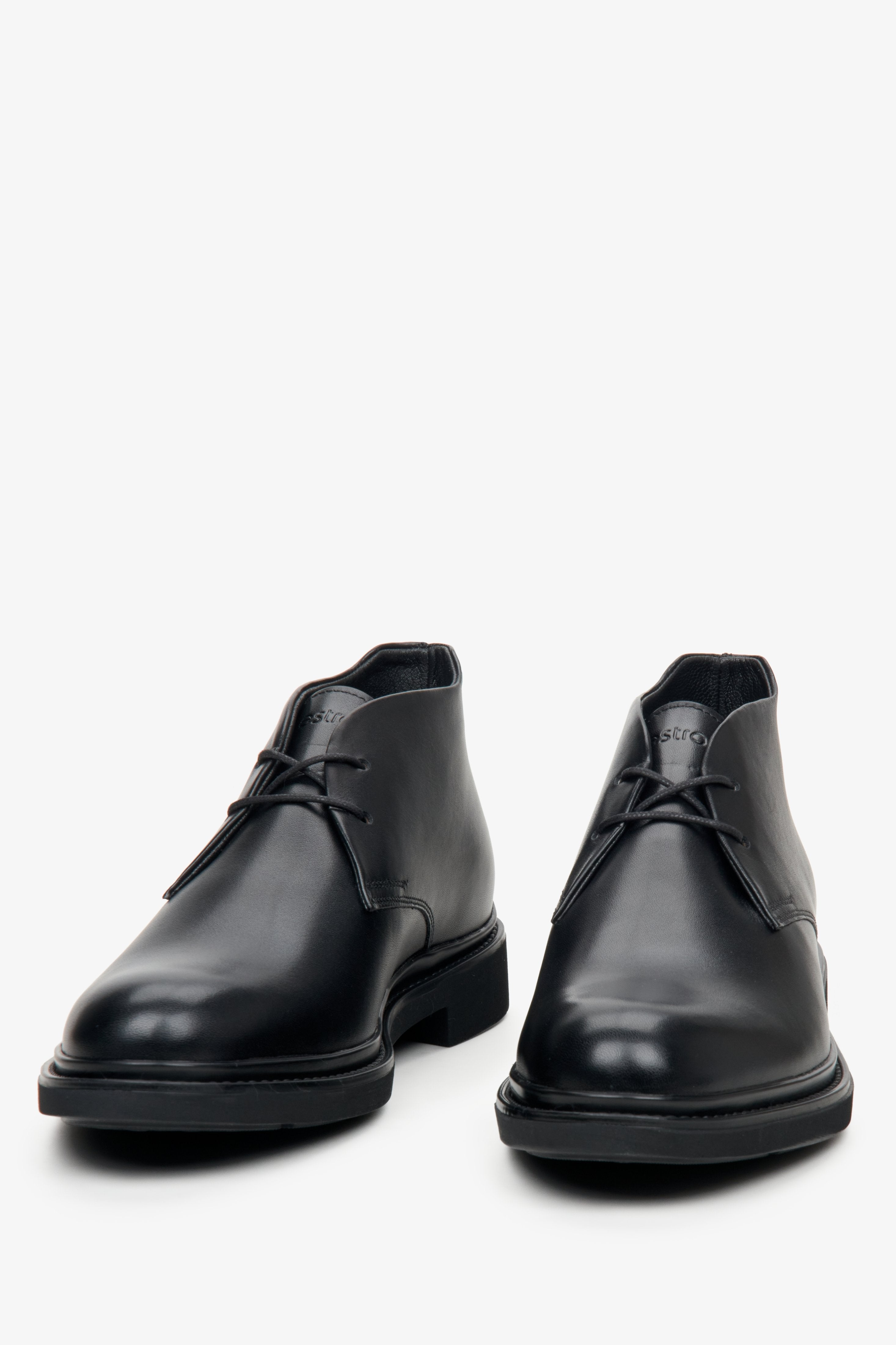 Lederne, kurze Herrenstiefeletten Estro in Schwarz – Nahaufnahme der Schuhspitze.