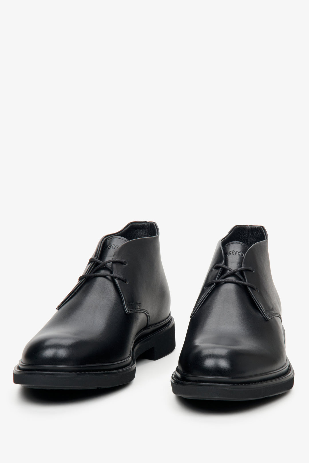 Lederne, kurze Herrenstiefeletten Estro in Schwarz – Nahaufnahme der Schuhspitze.