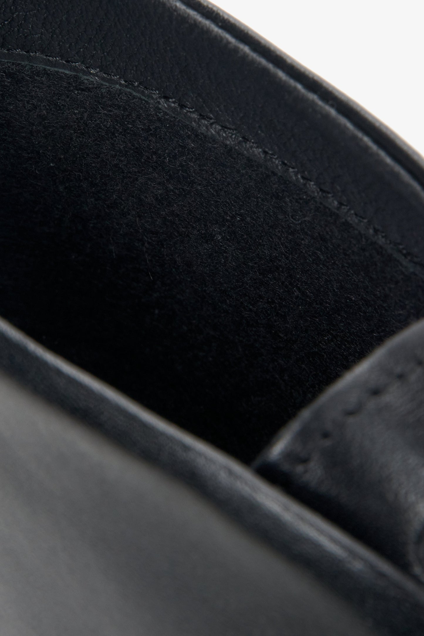 Schwarze Herren-Lederstiefeletten Estro – Nahaufnahme des Details.