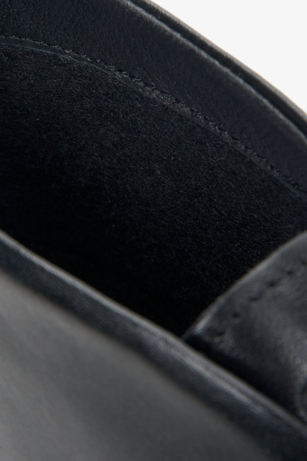 Schwarze Herren-Lederstiefeletten Estro – Nahaufnahme des Details.