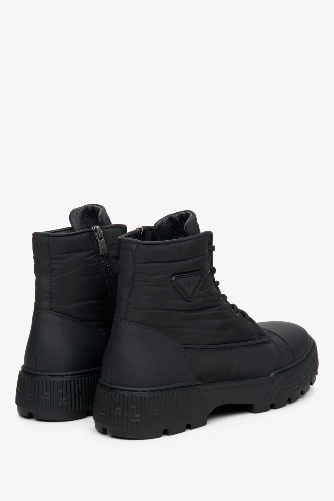 Textile Herrestiefeletten Estro in Schwarz – Nahaufnahme der Fersenpartie.