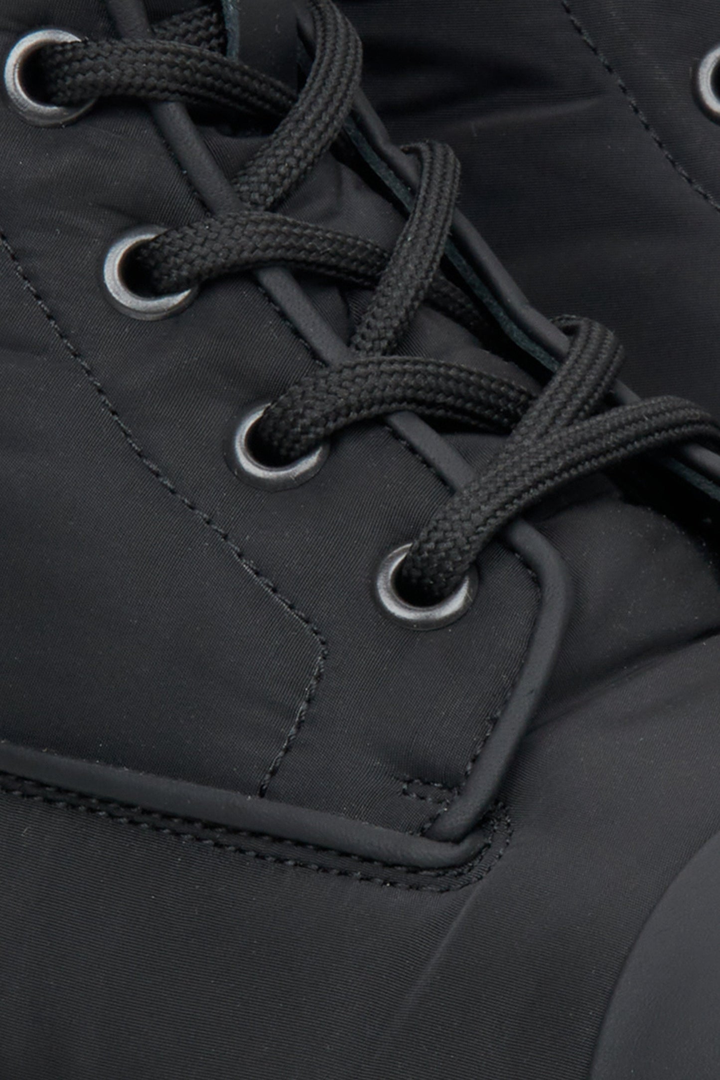Herbstliche schwarze textile Herrenstiefeletten Estro – Nahaufnahme des Details.