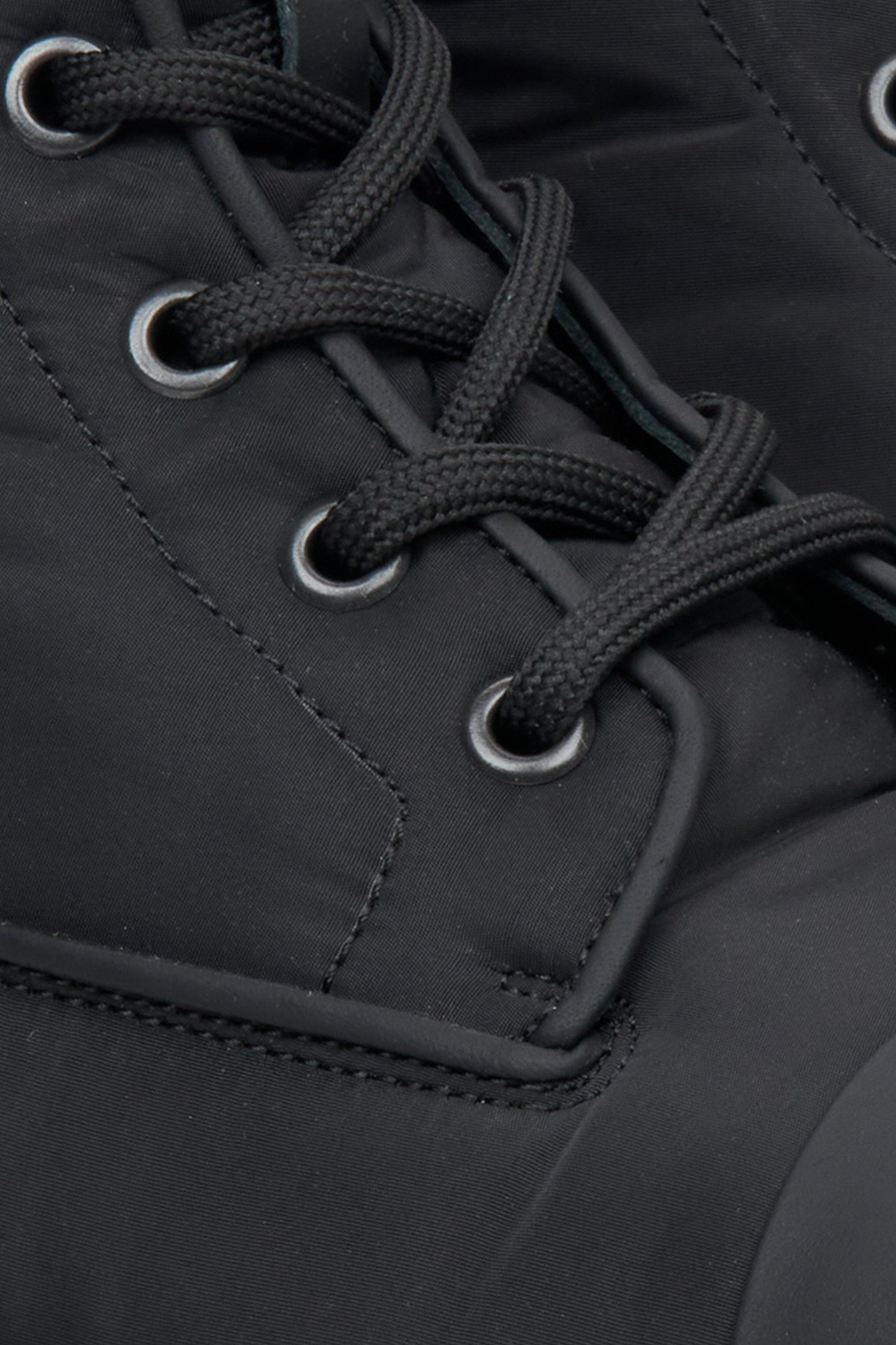 Herbstliche schwarze textile Herrenstiefeletten Estro – Nahaufnahme des Details.