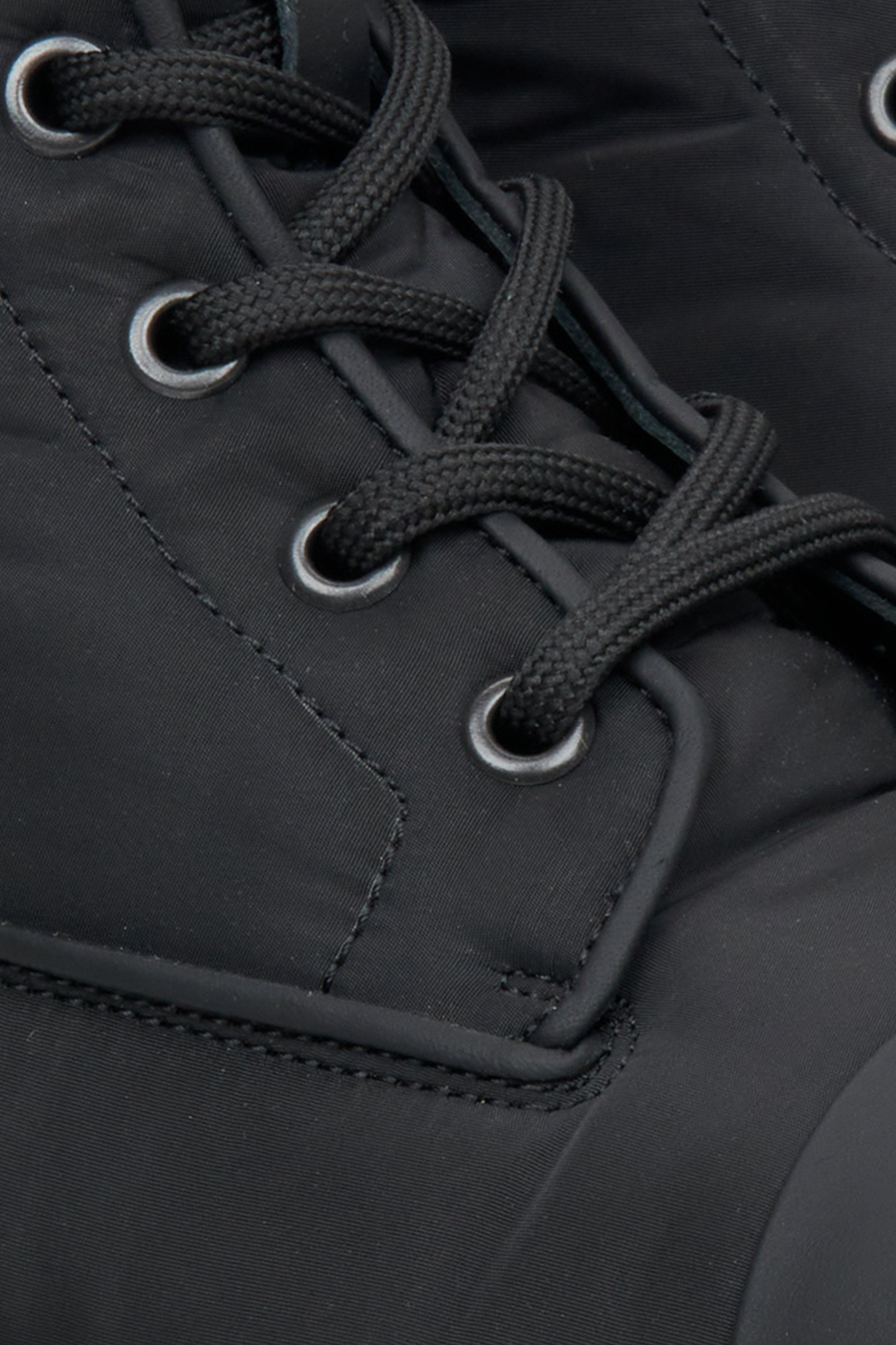 Herbstliche schwarze textile Herrenstiefeletten Estro – Nahaufnahme des Details.
