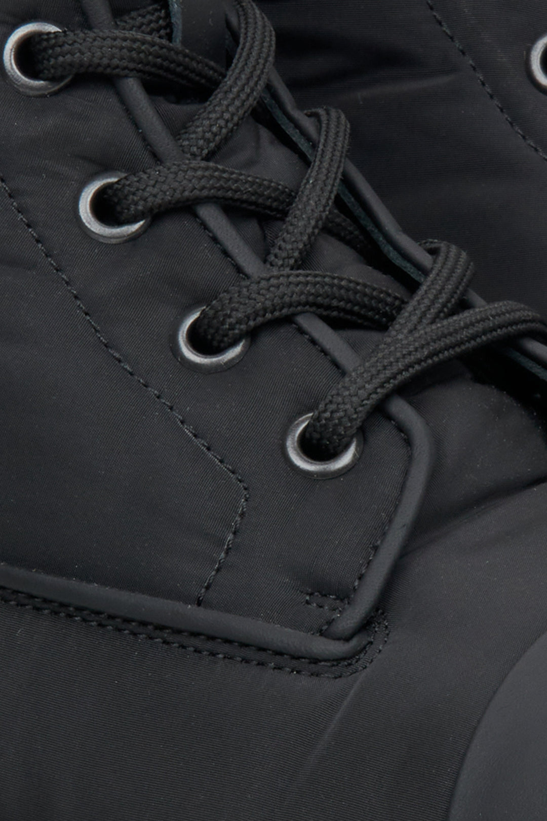 Herbstliche schwarze textile Herrenstiefeletten Estro – Nahaufnahme des Details.