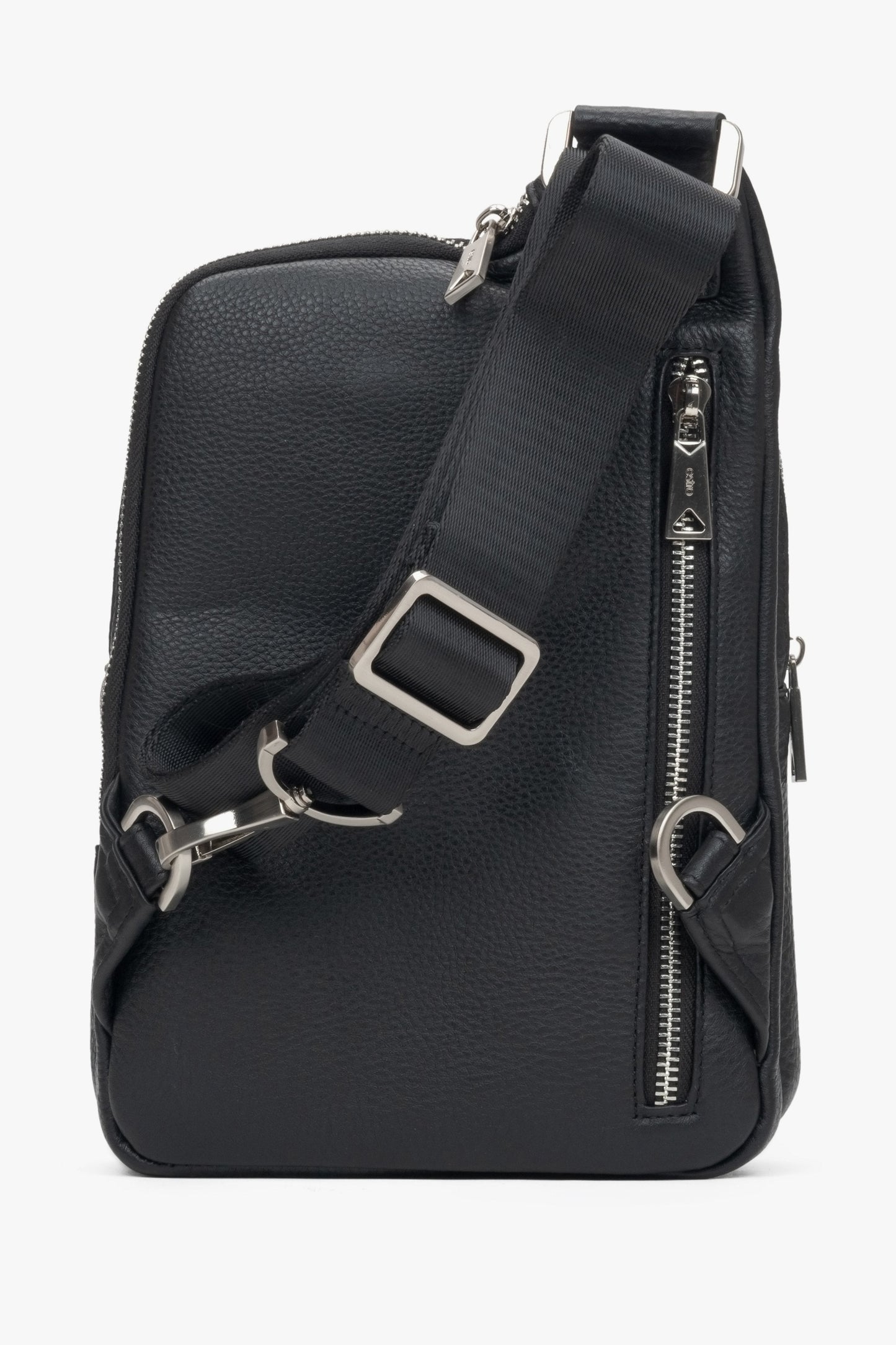 Schwarze Herren-Schultertasche aus echtem Leder mit verstellbarem Riemen von Estro – Rückansicht des Modells.