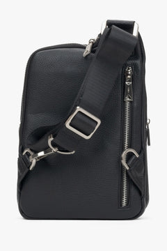 Schwarze Herren-Schultertasche aus echtem Leder mit verstellbarem Riemen von Estro – Rückansicht des Modells.