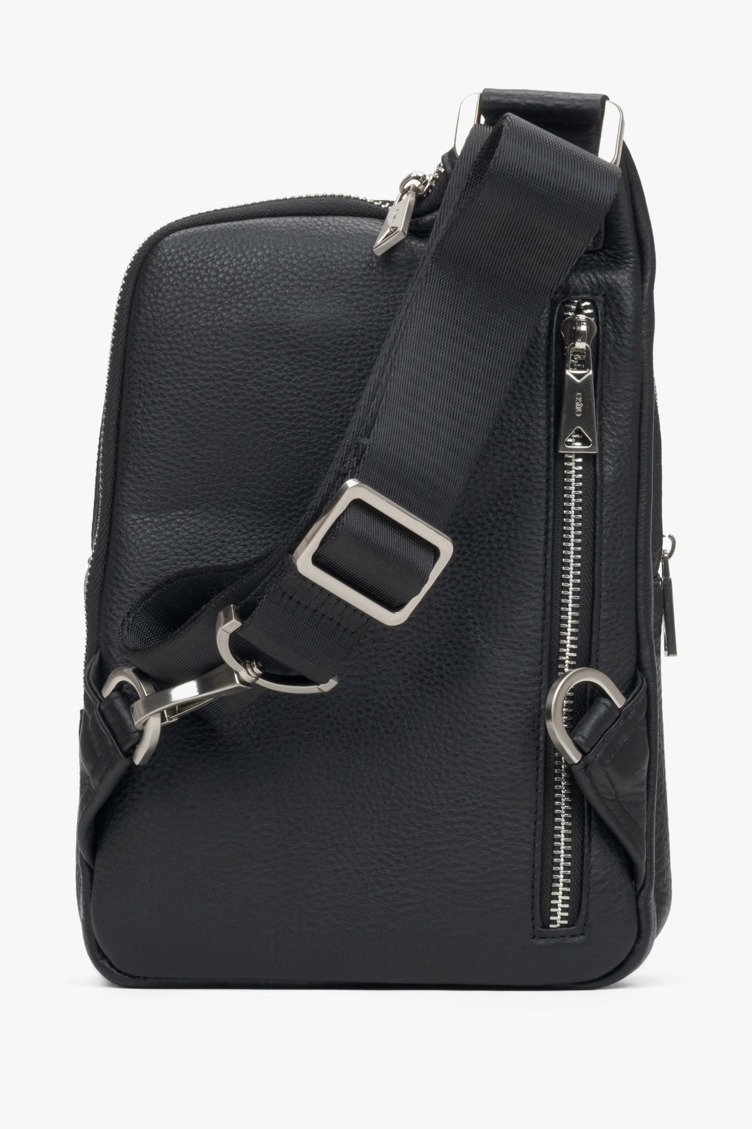 Schwarze Herren-Schultertasche aus echtem Leder mit verstellbarem Riemen von Estro – Rückansicht des Modells.