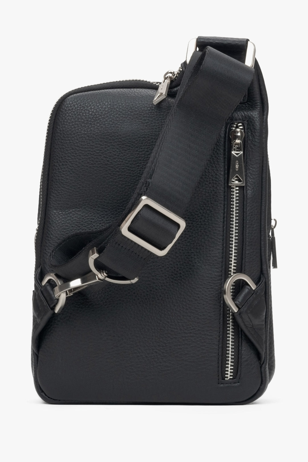 Schwarze Herren-Schultertasche aus echtem Leder mit verstellbarem Riemen von Estro – Rückansicht des Modells.
