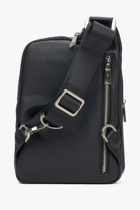 Schwarze Herren-Schultertasche aus echtem Leder mit verstellbarem Riemen von Estro – Rückansicht des Modells.