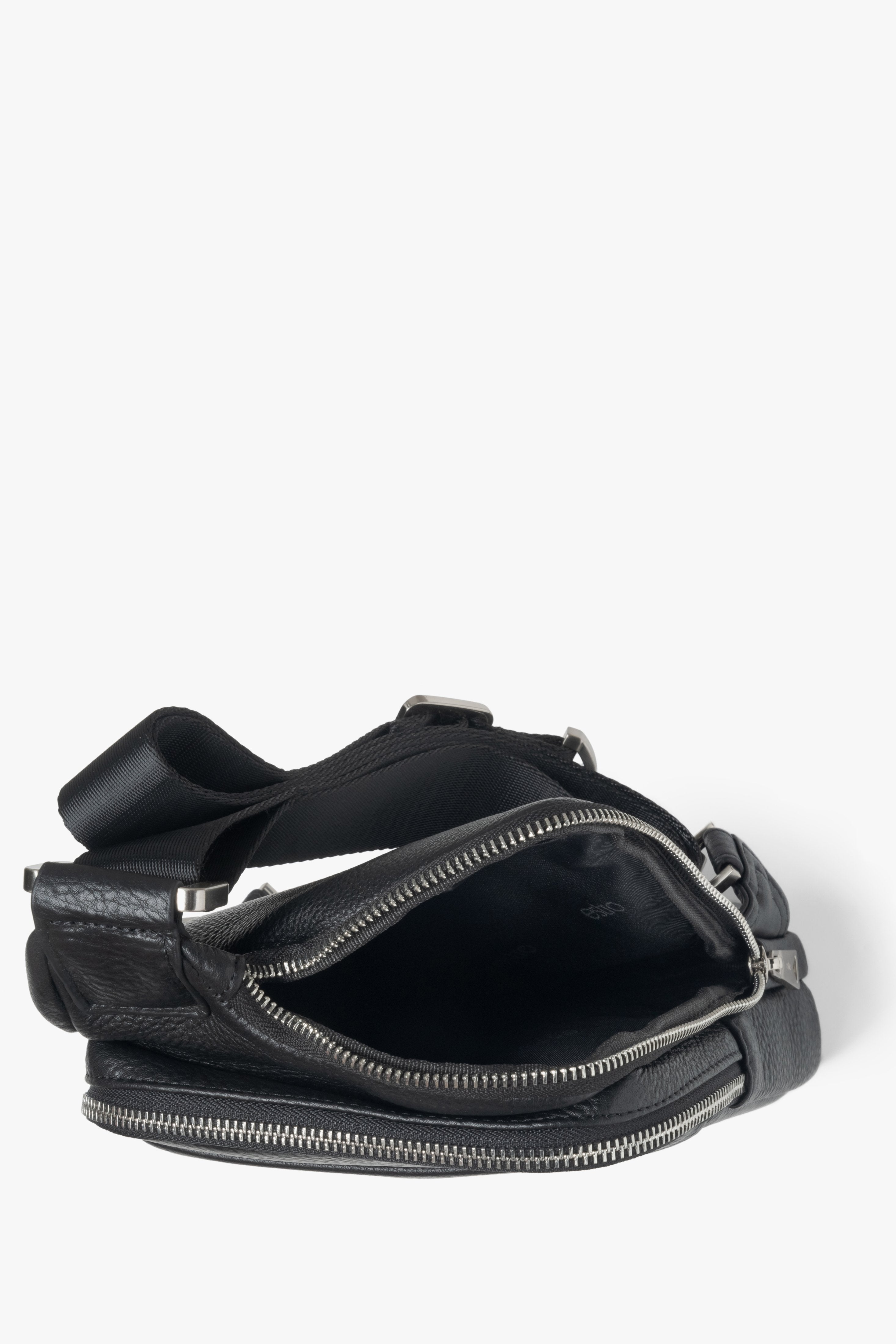Herren-Schultertasche in klassischem Schwarz, aus echtem Leder mit praktischem, verstellbarem Riemen von Estro – Ansicht der Tasche.