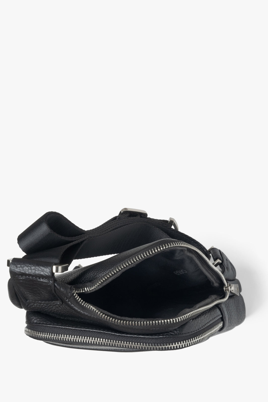 Herren-Schultertasche in klassischem Schwarz, aus echtem Leder mit praktischem, verstellbarem Riemen von Estro – Ansicht der Tasche.