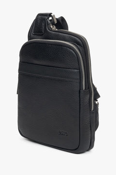 Herren-Schultertasche in Schwarz, aus hochwertigem echtem Leder mit verstellbarem Riemen von Estro.