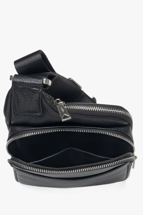 Elegante schwarze Herren-Schultertasche aus echtem Leder, ausgestattet mit verstellbarem Riemen von Estro – Innenansicht.