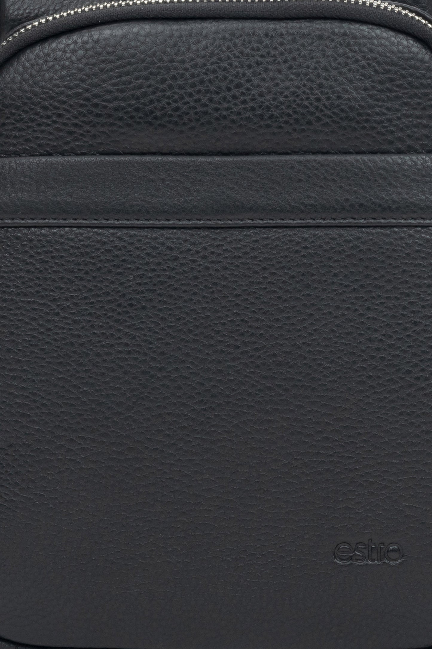 Stilvolle schwarze Herren-Schultertasche aus echtem Leder mit verstellbarem Riemen von Estro – Details.