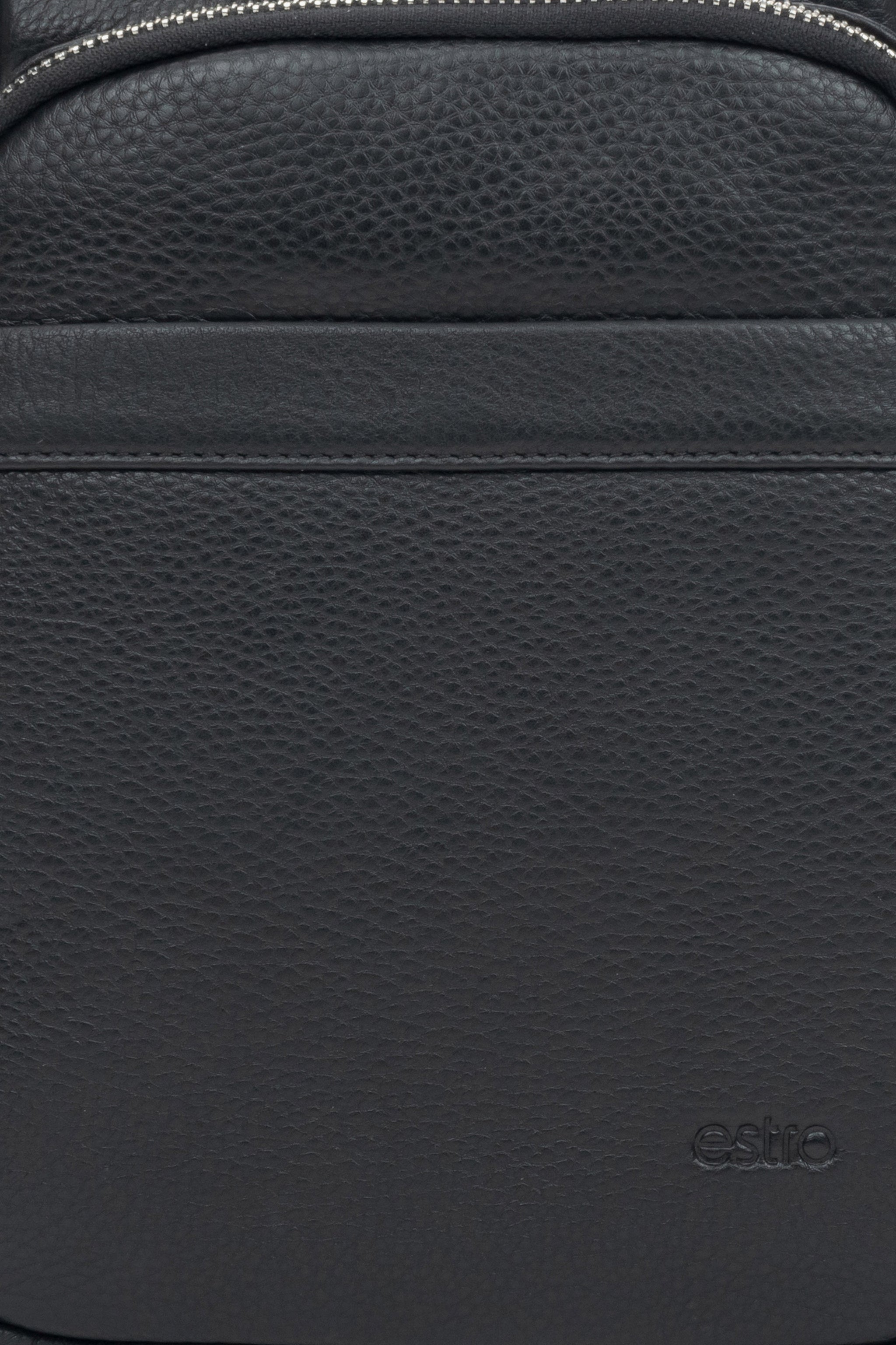 Stilvolle schwarze Herren-Schultertasche aus echtem Leder mit verstellbarem Riemen von Estro – Details.