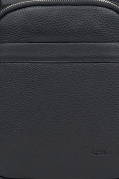 Stilvolle schwarze Herren-Schultertasche aus echtem Leder mit verstellbarem Riemen von Estro – Details.