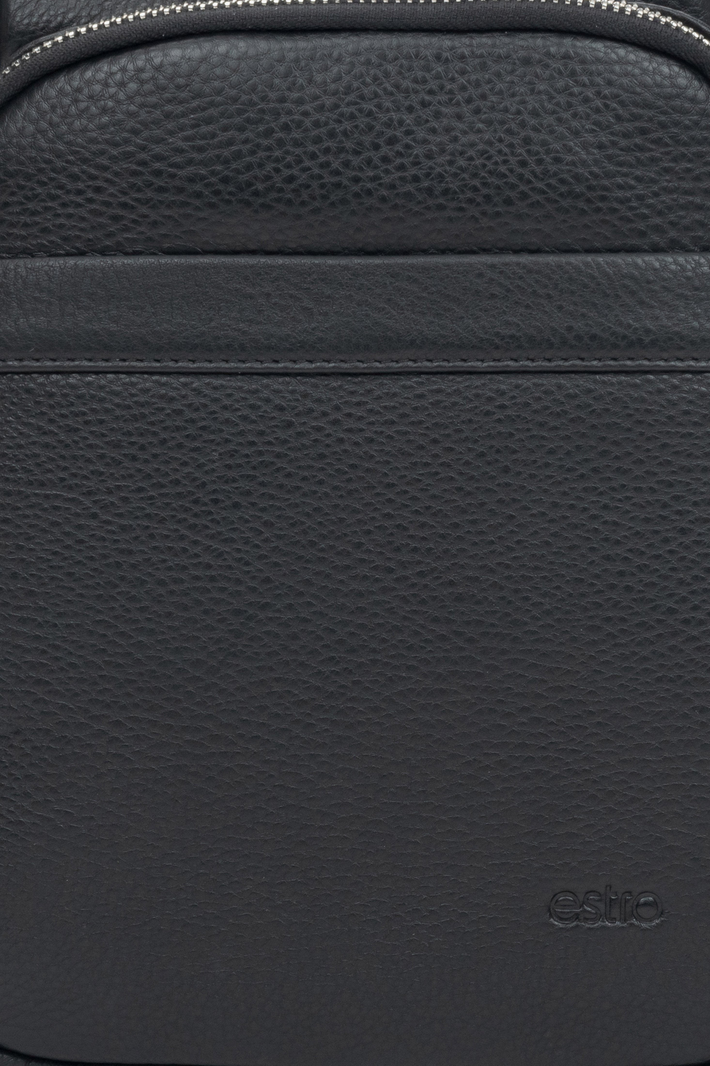 Stilvolle schwarze Herren-Schultertasche aus echtem Leder mit verstellbarem Riemen von Estro – Details.