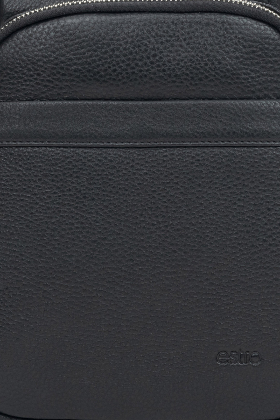Stilvolle schwarze Herren-Schultertasche aus echtem Leder mit verstellbarem Riemen von Estro – Details.