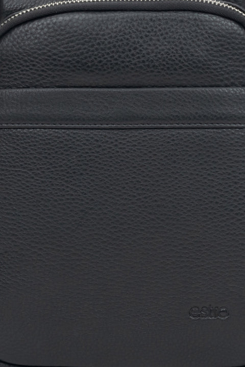 Stilvolle schwarze Herren-Schultertasche aus echtem Leder mit verstellbarem Riemen von Estro – Details.
