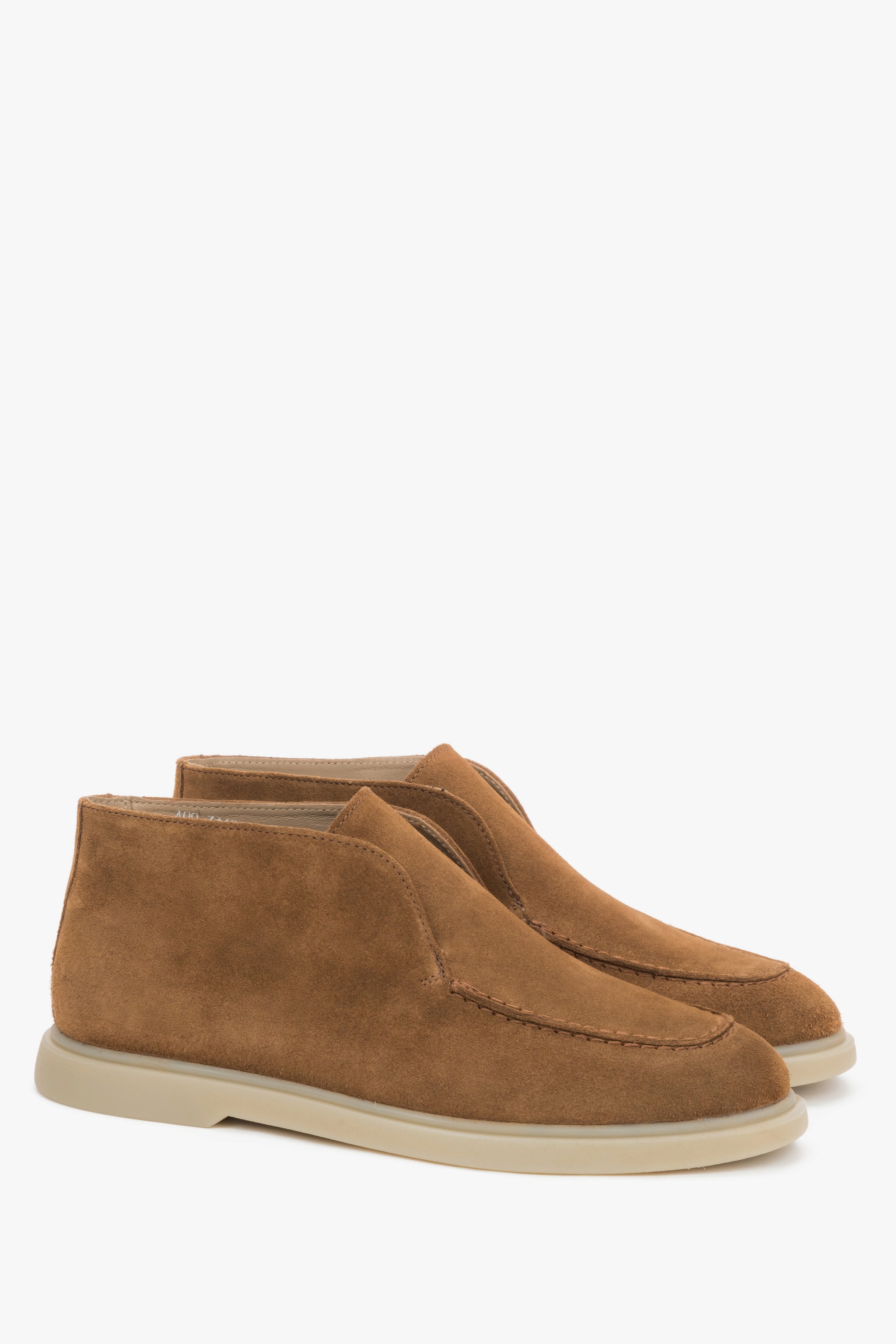 Schrägansicht des Paares, die das minimalistische Design aus Veloursleder zeigt