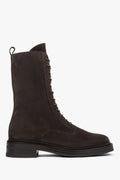 Seitenansicht der hohen dunkelbraunen Damen-Stiefelette aus Velours mit markanter Schnürung