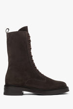 Seitenansicht der hohen dunkelbraunen Damen-Stiefelette aus Velours mit markanter Schnürung