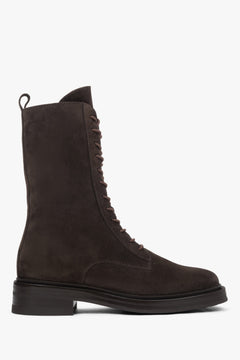 Seitenansicht der hohen dunkelbraunen Damen-Stiefelette aus Velours mit markanter Schnürung