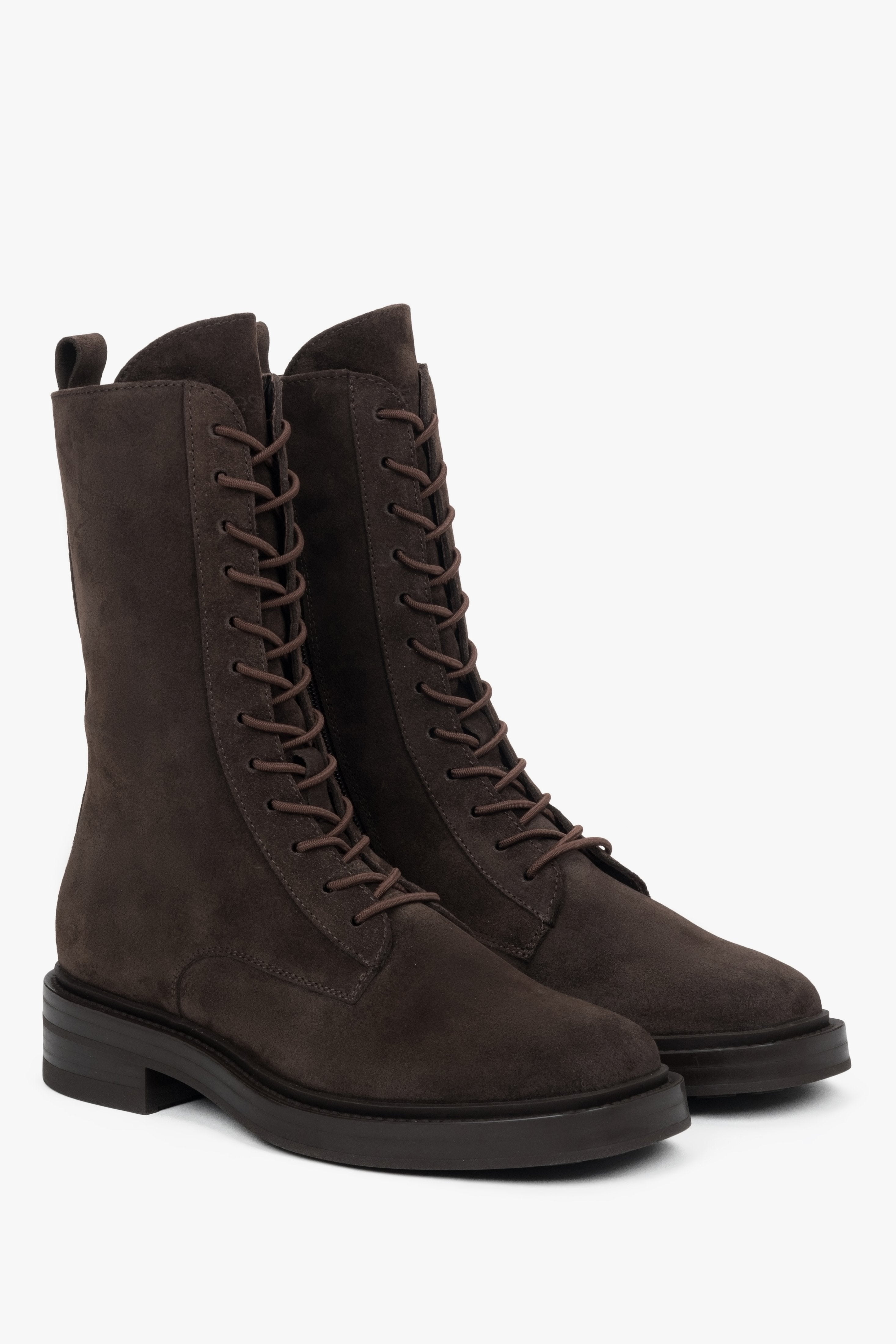 Schrägansicht des eleganten Schnürboot-Paares aus Natur-Veloursleder