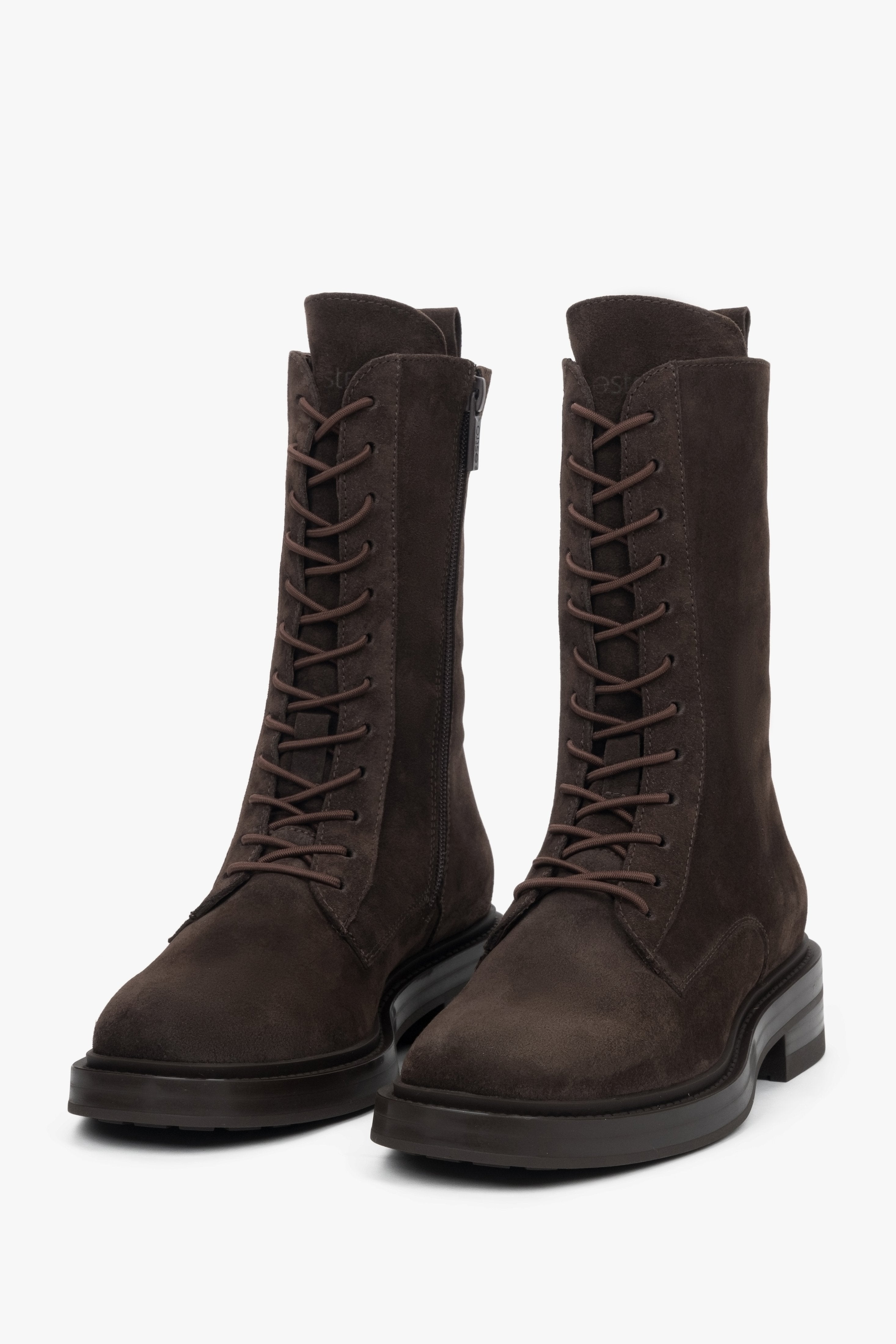 Frontale Ansicht der hohen dunkelbraunen Stiefel für einen klaren Blick auf das Profil