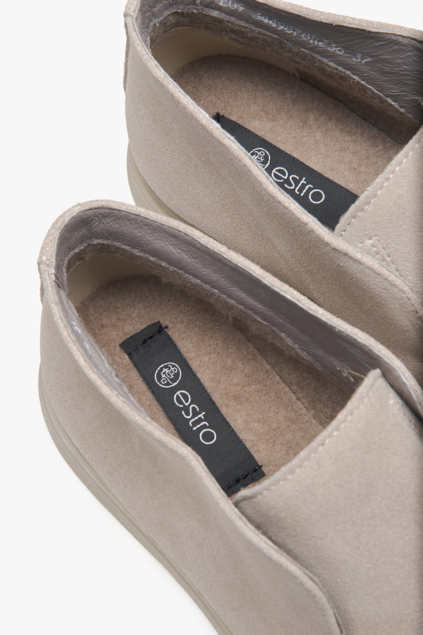 Beige Damen-Loafer mit Plateau von Estro, gefertigt aus luxuriösem italienischem Veloursleder.