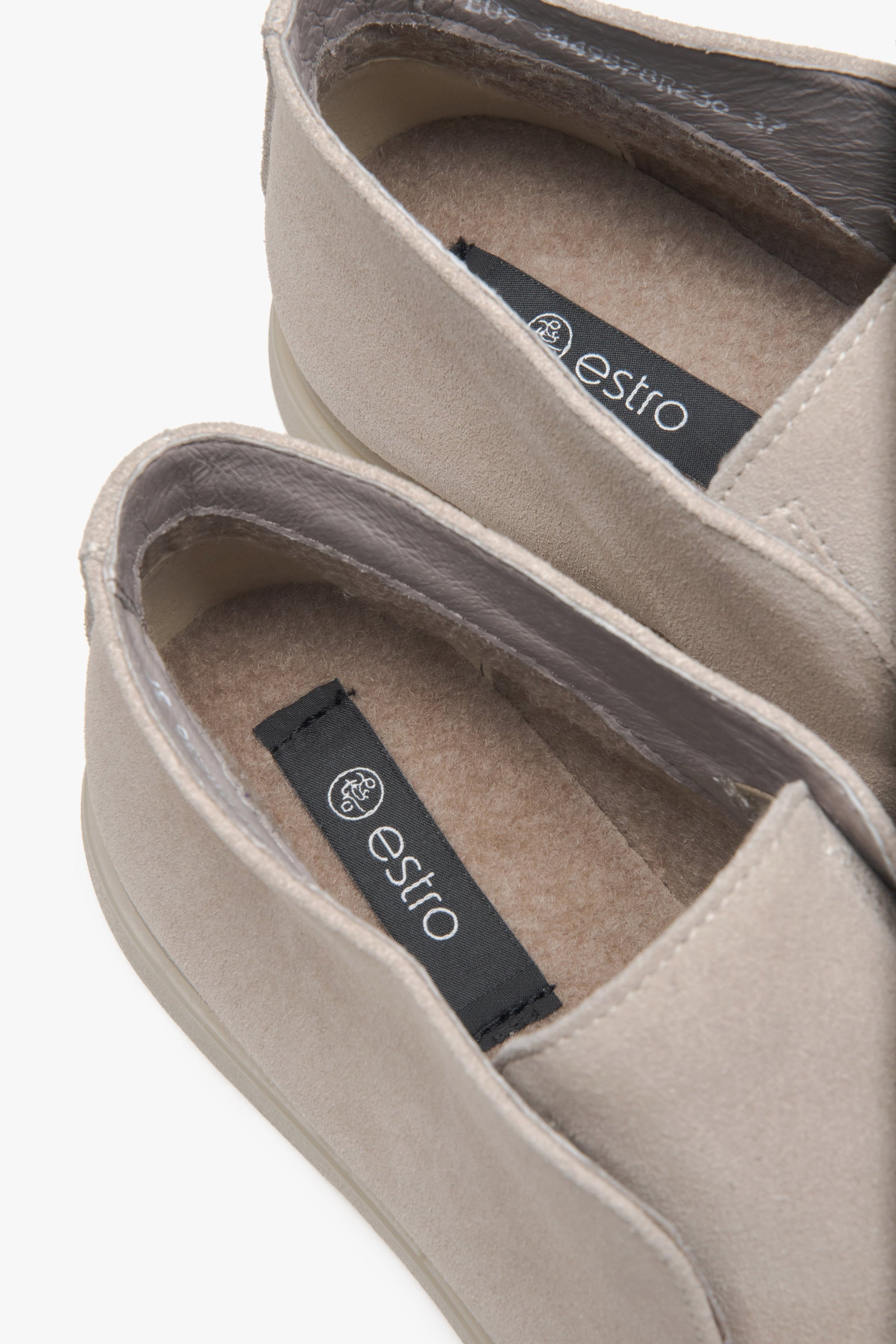 Beige Damen-Loafer mit Plateau von Estro, gefertigt aus luxuriösem italienischem Veloursleder.