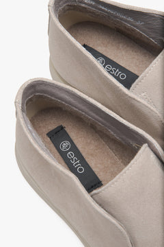 Beige Damen-Loafer mit Plateau von Estro, gefertigt aus luxuriösem italienischem Veloursleder.