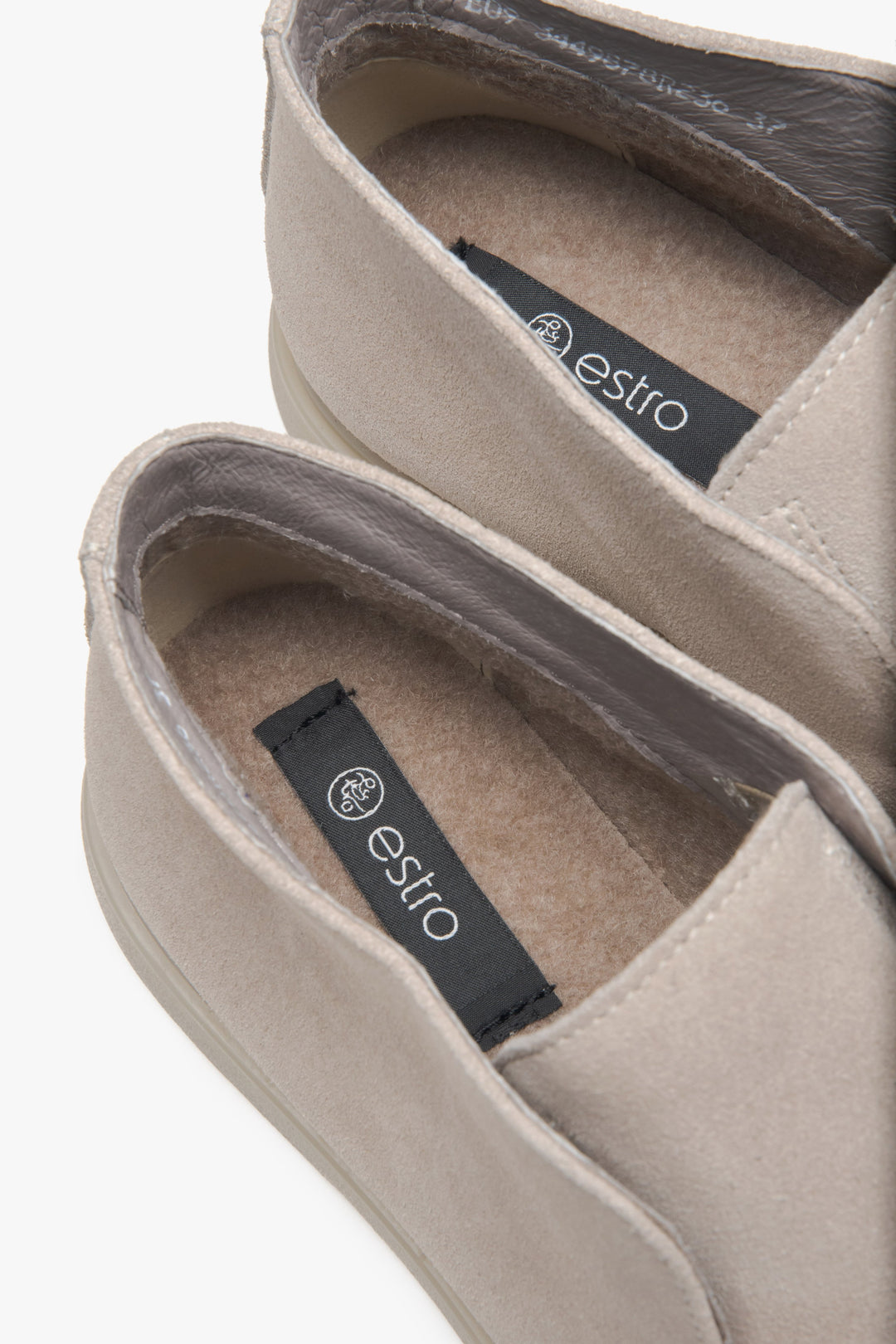 Beige Damen-Loafer mit Plateau von Estro, gefertigt aus luxuriösem italienischem Veloursleder.